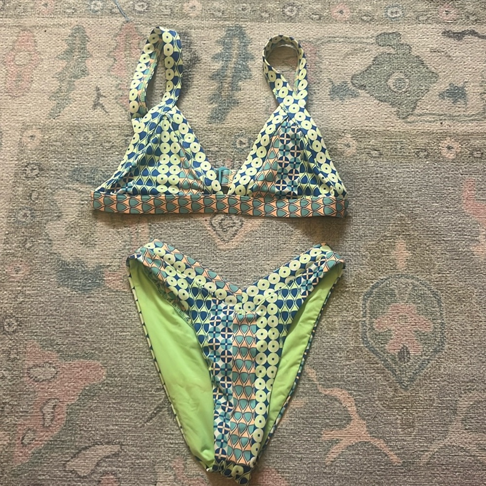 -Bikini set from OneOne Swimwear
-Worn once 
-Size Small
💚🩵💚🩵